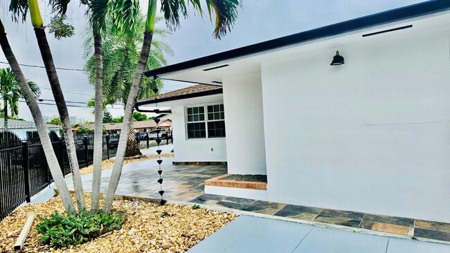 3182 SW 25th Ter in Miami, FL - Building Photo - Building Photo