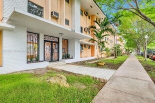 1014 Salzedo St in Coral Gables, FL - Building Photo