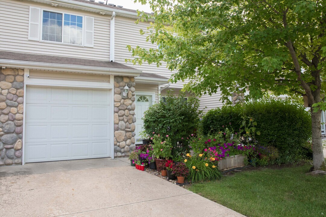 3799 Village Run Dr in Des Moines, IA - Building Photo