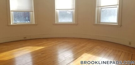 1822 Beacon St in Brookline, MA - Foto de edificio - Building Photo