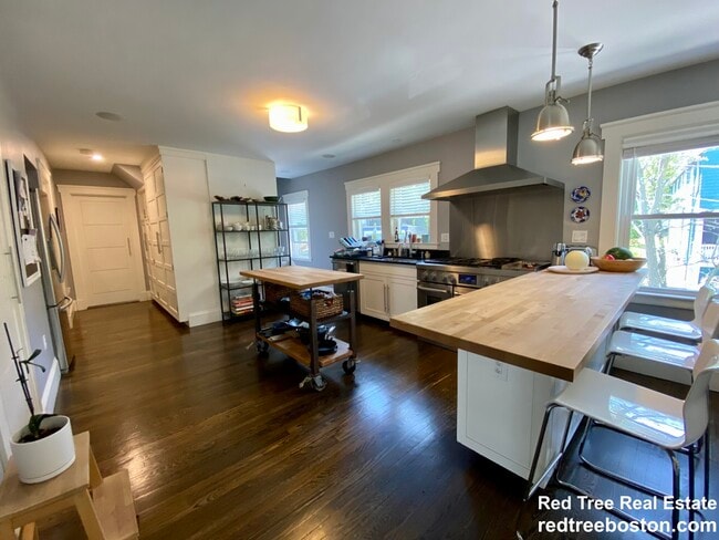 55 Eliot Cres, Unit 2 in Chestnut Hill, MA - Foto de edificio - Building Photo