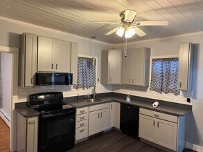 96 E Broadway, Unit A in Derry, NH - Foto de edificio - Building Photo