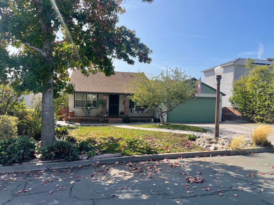 3730 Pontiac St in La Crescenta, CA - Building Photo