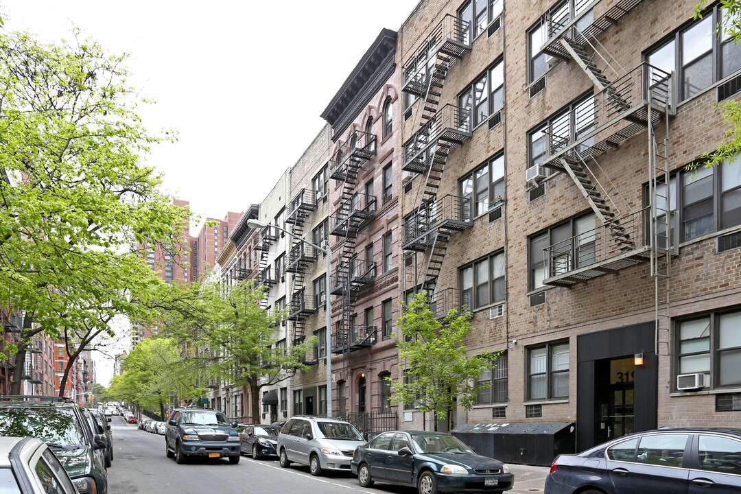 315 E 90th St in New York, NY - Building Photo