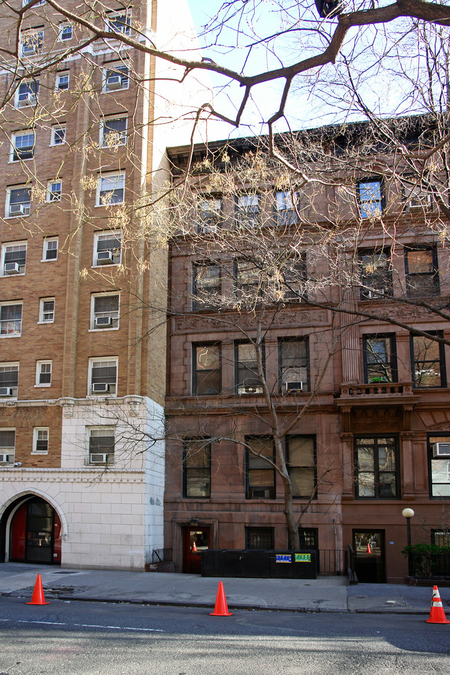 113 W 70th St in New York, NY - Building Photo - Building Photo