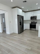 695 NE 80th St-Unit -1 in Miami, FL - Building Photo - Building Photo