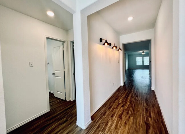 318 Arnage Dr in Hutto, TX - Building Photo - Building Photo