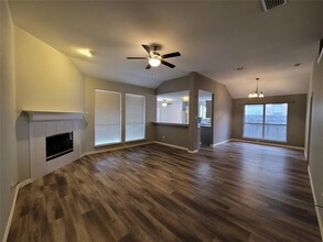 8008 Jolie Dr in Fort Worth, TX - Foto de edificio - Building Photo