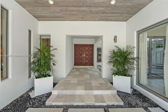 5910 N Bayshore Dr in Miami, FL - Building Photo - Building Photo