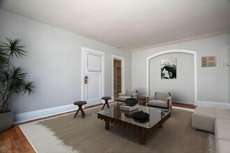 738 Kingsland Ave, Unit Second Floor in University City, MO - Foto de edificio - Building Photo