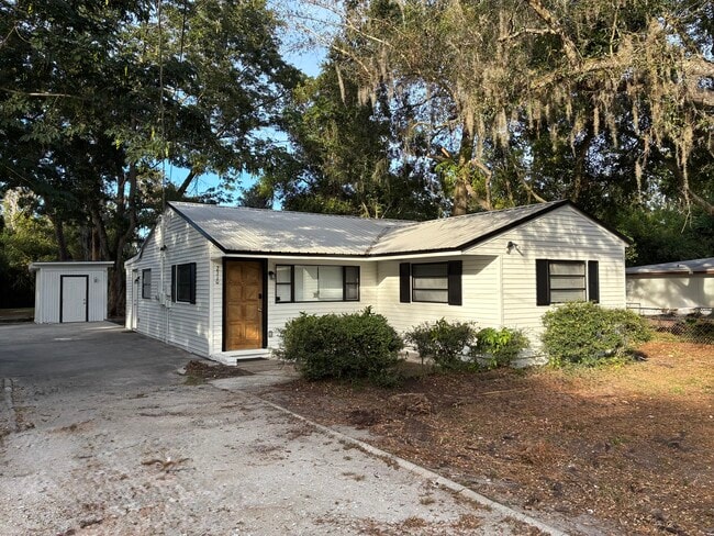 property at 2310 E Minnehaha St