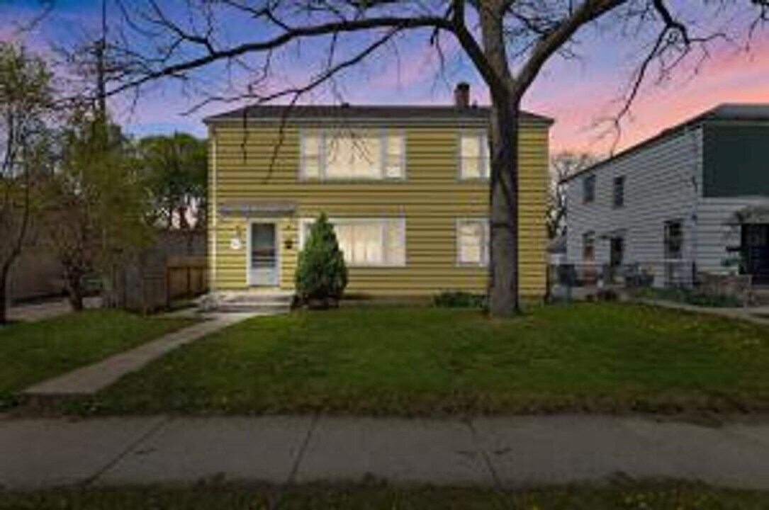 5221 N 68th St in Milwaukee, WI - Building Photo