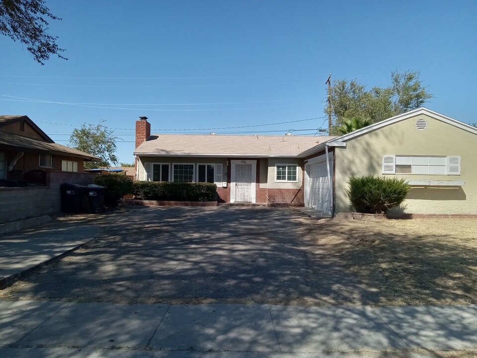 409 E Ave H10 in Lancaster, CA - Building Photo