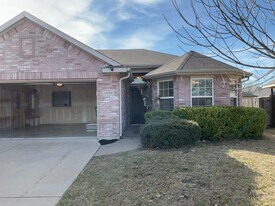 1609 Country Hills in Waxahachie, TX - Building Photo