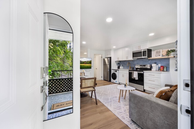 Stayoo Apartments in Seattle, WA - Building Photo - Building Photo