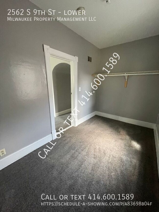 2562 S 9th St in Milwaukee, WI - Foto de edificio - Building Photo