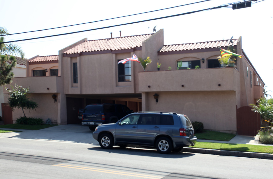 1407 ALABAMA St in Huntington Beach, CA - Building Photo