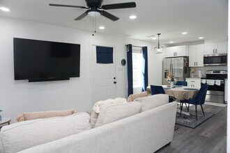 8724 Peachtree St in Houston, TX - Foto de edificio - Building Photo