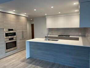 680 Quayside Dr in New Westminster, BC - Building Photo - Building Photo