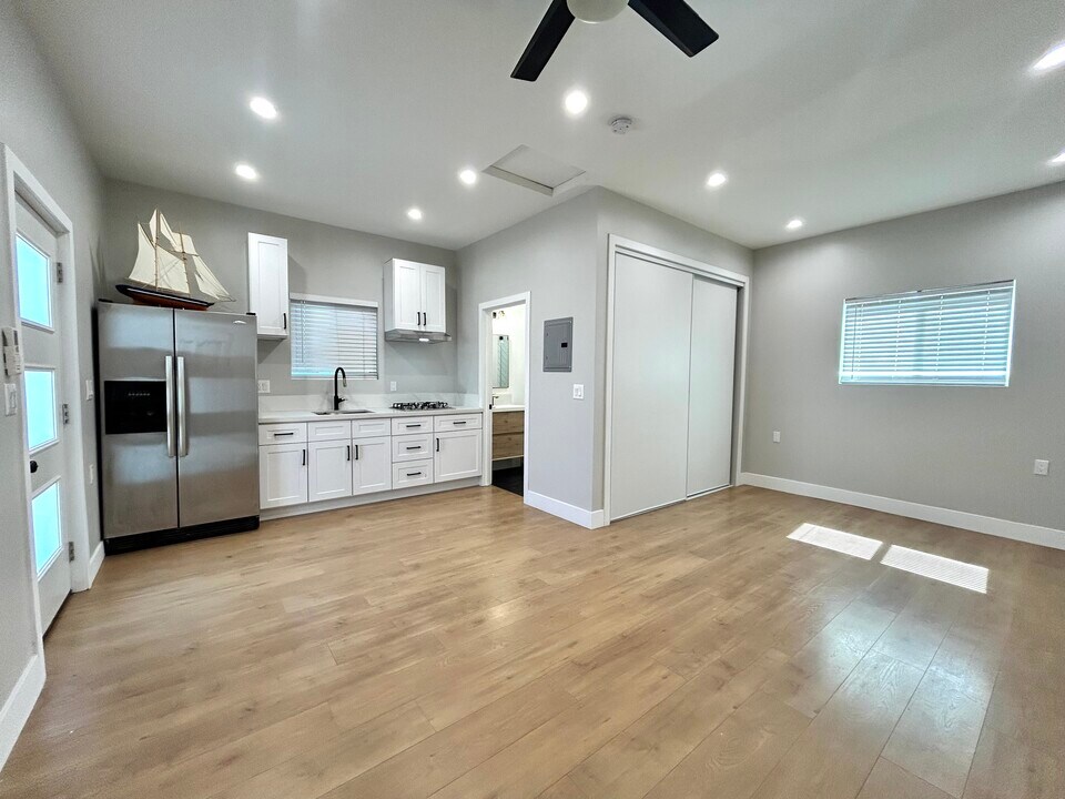6256 Norwich Ave in Van Nuys, CA - Foto de edificio
