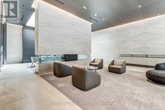 2221 Yonge St in Toronto, ON - Building Photo - Building Photo