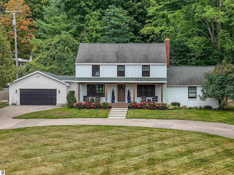 7320 Peninsula Dr in Traverse City, MI - Foto de edificio