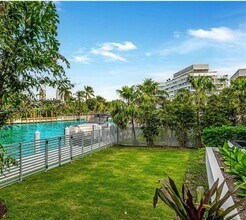 1081 W 48th St in Miami Beach, FL - Foto de edificio - Building Photo