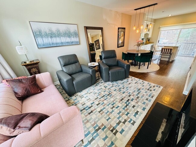 property at 2001 N Honore St