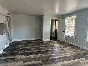 800 Travis St in Columbus, TX - Foto de edificio - Building Photo