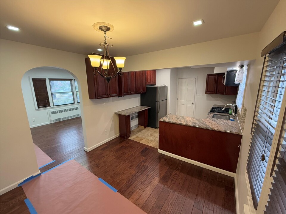 245-16 81st Ave in Queens, NY - Foto de edificio