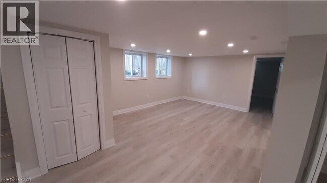 160 Macassa Ave in Hamilton, ON - Building Photo - Building Photo