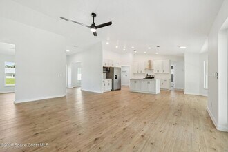 1441 Eldron Blvd SE in Palm Bay, FL - Foto de edificio - Building Photo