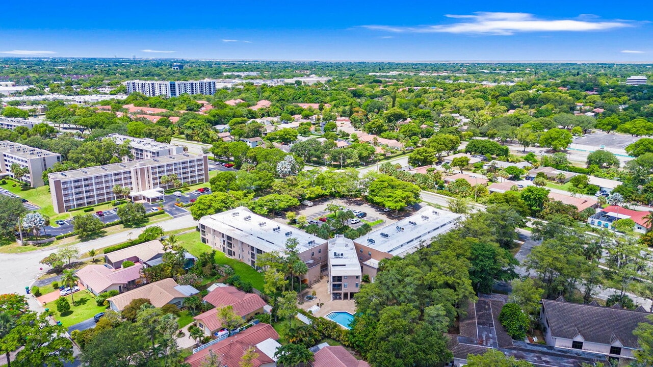 8777 Shadow Wood Blvd in Coral Springs, FL - Building Photo