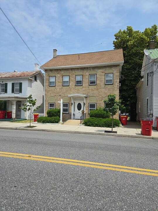 34 N Baltimore Ave in Mt Holly Springs, PA - Building Photo