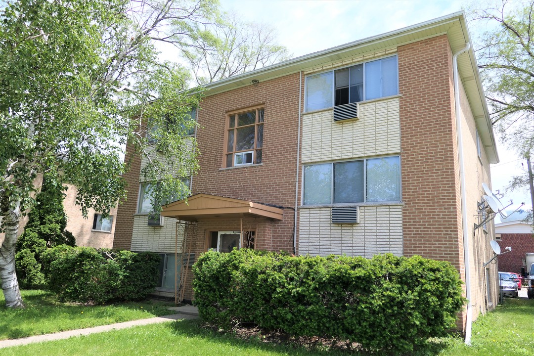 8805 Dee Road in Des Plaines, IL - Building Photo