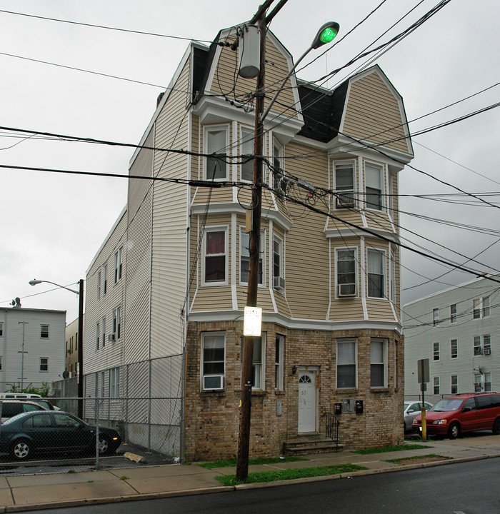 10 Franklin Ave in Harrison, NJ - Building Photo