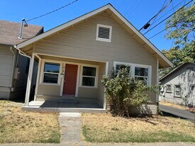 416 W 11th St in Medford, OR - Building Photo