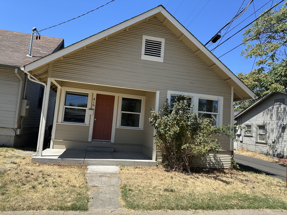 416 W 11th St in Medford, OR - Foto de edificio