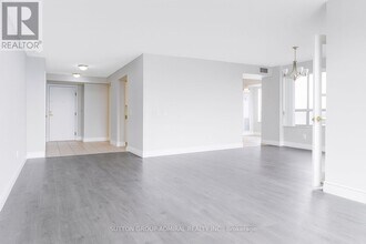 25 Kingsbridge Garden Cir in Mississauga, ON - Building Photo - Building Photo