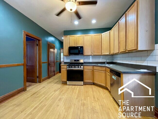2120 N Sawyer Ave in Chicago, IL - Building Photo - Building Photo