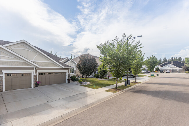 4221 Kennedy Crt SW in Edmonton, AB - Building Photo - Building Photo