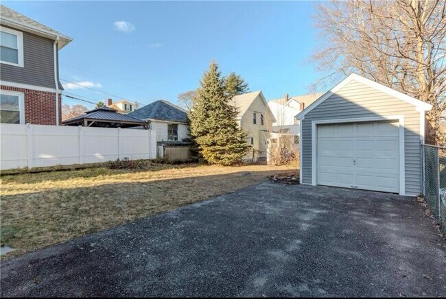 1169 Chalkstone Ave, Unit 2 in Providence, RI - Foto de edificio - Building Photo
