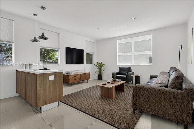 924 Marseille Dr, Unit 3 in Miami Beach, FL - Building Photo - Building Photo