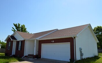 1104 Connemara Way in Clarksville, TN - Building Photo - Building Photo