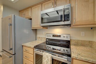 14779 NE 32nd St in Bellevue, WA - Foto de edificio - Building Photo