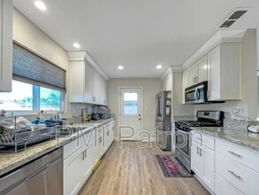 6724 Sequoia Dr in Buena Park, CA - Foto de edificio - Building Photo