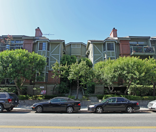 Regent Court in Tarzana, CA - Building Photo - Building Photo