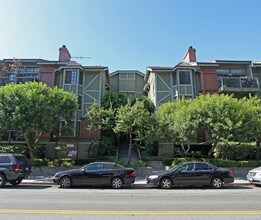 Regent Court in Tarzana, CA - Building Photo - Building Photo