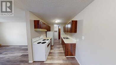 9656-9656 Hillcrest Dr in Grande Prairie, AB - Building Photo - Building Photo