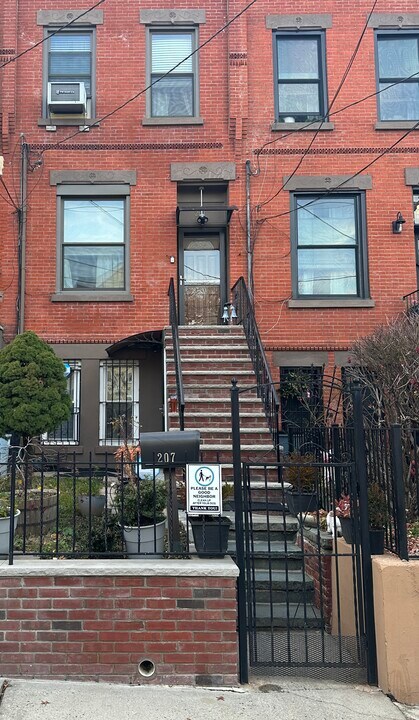 207 Clerk St in Jersey City, NJ - Building Photo